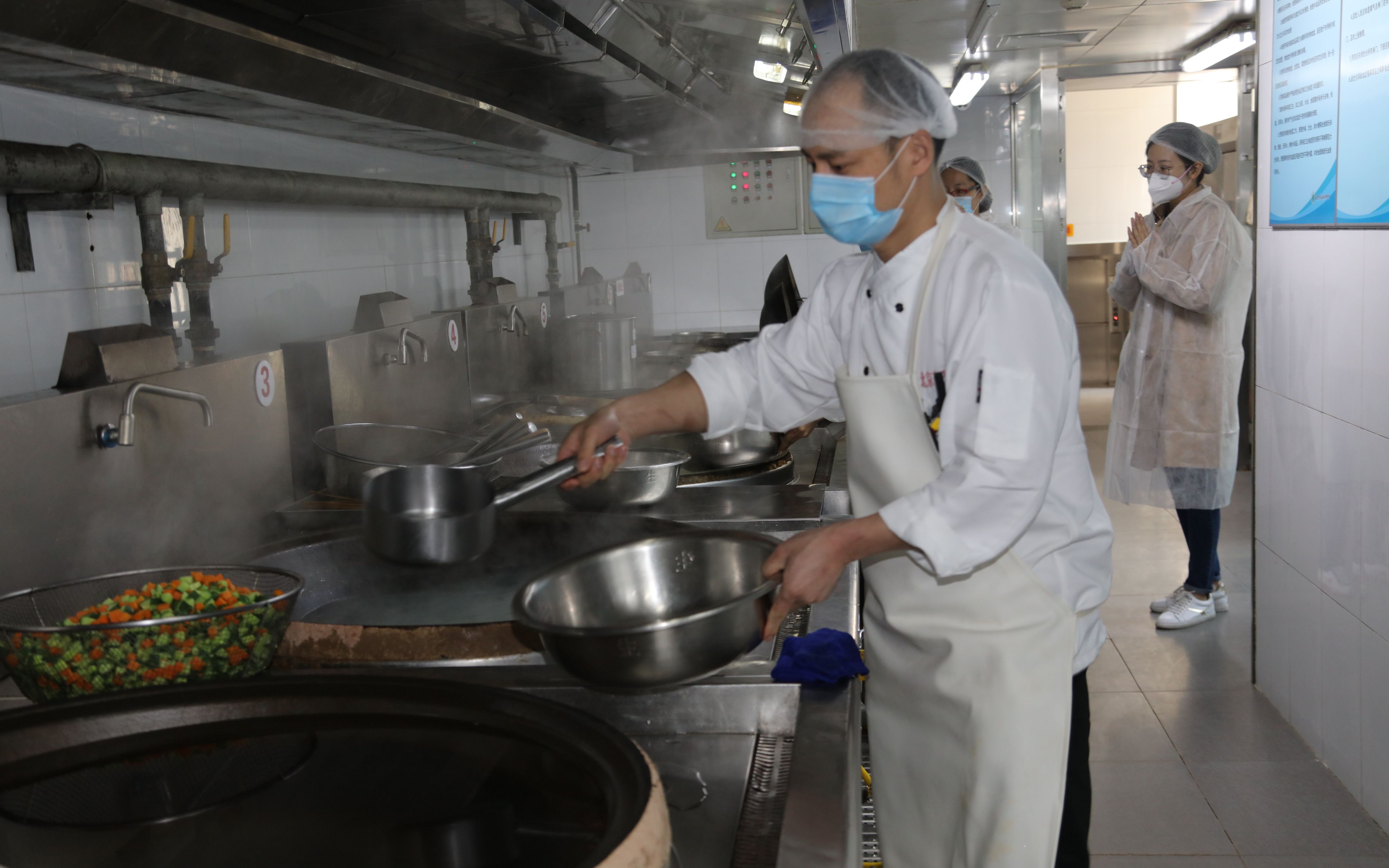 开学季，北京市场监管局来检查校园食堂